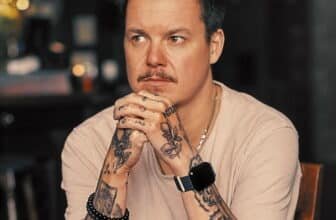 Lloyd Barnes Magician