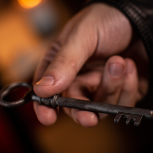 Haunted Key Deluxe by Murphy's Magic is a classic of magic and for good reason, It looks like REAL Magic and is very nicely designed!